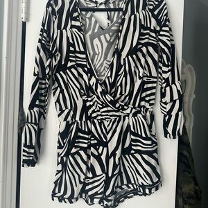 Romper ❤️ Guess sz M